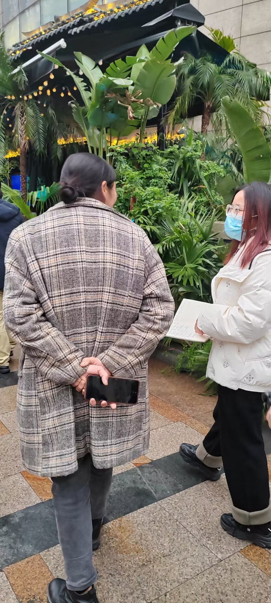 团队成员在公共场所开展线下问卷调研
